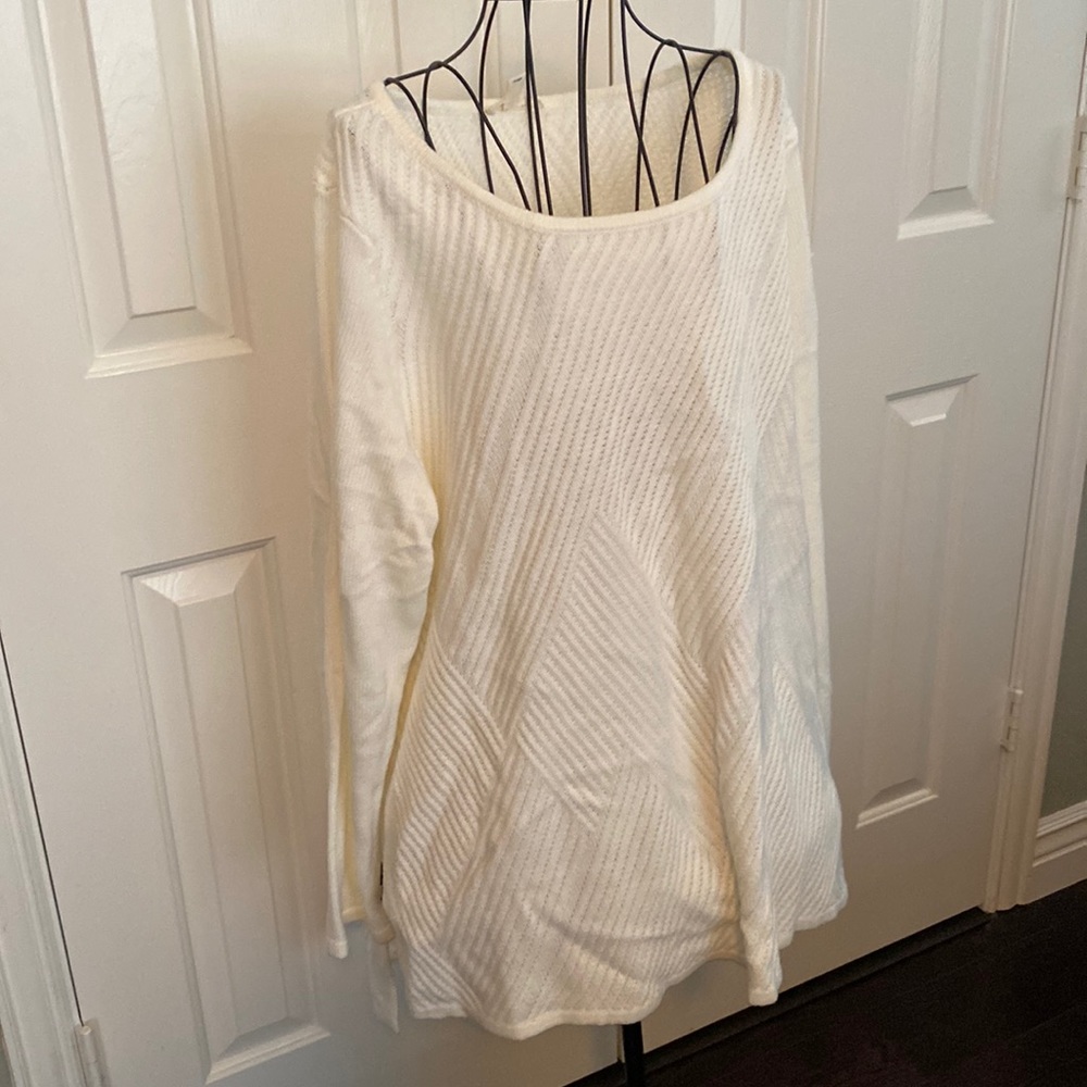 1X White sweater